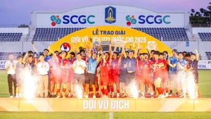 U21 PVF nâng cao chiếc cúp vô địch. (Ảnh: VFF)