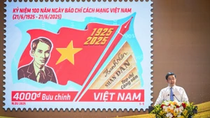 Đồng chí Bùi Hoàng Phương, Thứ trưởng Khoa học và Công nghệ giới thiệu về bộ tem. (Ảnh: THÀNH ĐẠT)