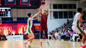 Nguyễn Huỳnh Phú Vinh có hai pha ném xa ở hiệp cuối giúp Saigon Heat đoạt chiến thắng. (Ảnh: VBA)