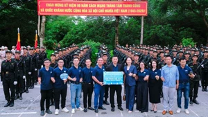 Các cán bộ, chiến sĩ tiếp nhận nguồn lực hỗ trợ.