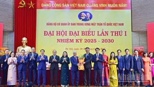 Đồng chí Trần Thắng, Phó Bí thư Đảng ủy Mặt trận Tổ quốc, các đoàn thể Trung ương (thứ 9 từ phải sang) tặng hoa chúc mừng Ban Chấp hành Đảng bộ Cơ quan Ủy ban Trung ương Mặt trận Tổ quốc Việt Nam nhiệm kỳ 2025-2030.
