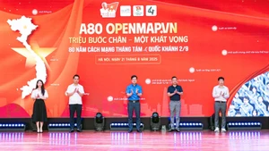 Đại diện Đoàn Thanh niên, Hội Sinh viên Thành phố Hà Nội và các đơn vị liên quan thực hiện nghi thức khởi động ứng dụng "A80 OpenMap.vn".