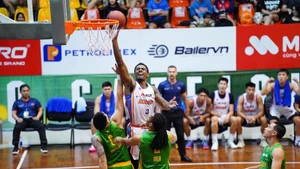 Hanoi Buffaloes chiếm ưu thế ở khu vực cận rổ. (Ảnh: VBA)