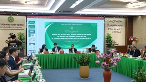 Bộ trưởng Khoa học và Công nghệ Nguyễn Mạnh Hùng, Thứ trưởng Nông nghiệp và Môi trường Hoàng Trung, Thứ trưởng Khoa học và Công nghệ Hoàng Minh trong buổi làm việc với Học viện Nông nghiệp Việt Nam chiều 21/6.