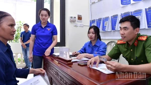 Người dân có nhu cầu giải quyết thủ tục hành chính luôn nhận được sự hỗ trợ tận tình của cán bộ và các tình nguyện viên tại trụ sở Ủy ban nhân dân xã Minh Châu (Hà Nội).