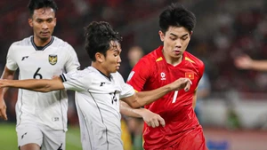 Đình Bắc đi bóng trước cầu thủ U23 Indonesia. (Ảnh: VFF)
