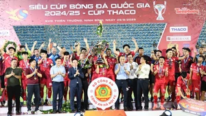 Các thành viên câu lạc bộ Công an Hà Nội ăn mừng cùng chiếc cúp danh giá. (Ảnh: VFF)