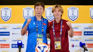 Huấn luyện viên Kim Sang Sik và tiền vệ Viktor Lê tham dự buổi họp báo trước trận chung kết. (Ảnh: VFF)