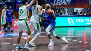 Tamyrik Fields dẫn bóng tấn công trực diện khu vực cận rổ Cantho Catfish. (Ảnh: VBA)