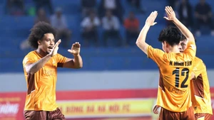 Các cầu thủ Hoàng Anh Gia Lai ăn mừng bàn thắng gỡ hòa. (Ảnh: VFF)