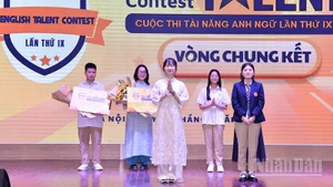 Khoảnh khắc Nguyễn Thị Hường (ở giữa) vô địch Cuộc thi.