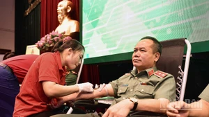 Trung tướng Nguyễn Thanh Tùng tham gia hiến máu tại Lễ khai mạc Hành trình "Giọt máu nghĩa tình".