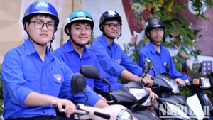 Các tình nguyện viên sẵn sàng trên những chiếc xe ôm miễn phí dành cho thí sinh hoàn cảnh khó khăn, thí sinh khuyết tật.