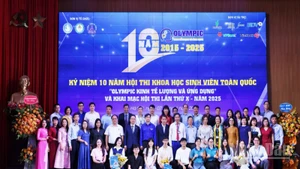 Đại diện Ban tổ chức và các bộ, ban, ngành, đoàn thể cùng sinh viên tiêu biểu Học viện Tài chính tại buổi lễ. 