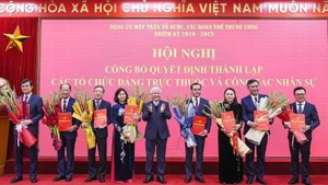 Đồng chí Đỗ Văn Chiến, Ủy viên Bộ Chính trị, Bí thư Trung ương Đảng, Bí thư Đảng ủy Mặt trận Tổ quốc, các đoàn thể Trung ương, Chủ tịch Ủy ban Trung ương Mặt trận Tổ quốc Việt Nam trao quyết định cho các đồng chí thuộc 22 tổ chức đảng trực thuộc Đảng ủy Mặt trận Tổ quốc, các đoàn thể Trung ương, ngày 11/2/2025.