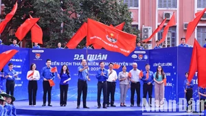 Đại diện Trung ương Đoàn, Thành đoàn Hà Nội và các đơn vị liên quan thực hiện nghi thức khởi động Chiến dịch "Thanh niên tình nguyện hè" năm 2025.