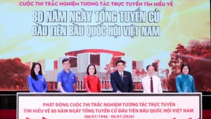 Phó Chủ tịch Quốc hội Nguyễn Thị Thanh (thứ 3 từ trái qua) cùng đại diện lãnh đạo các ban, bộ, ngành, đoàn thể và đại diện tuổi trẻ cả nước thực hiện nghi thức phát động Cuộc thi. 