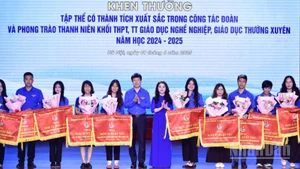 Phó Chủ tịch Hội đồng Đội Trung ương Lê Hải Long, Bí thư Thành đoàn Hà Nội Chu Hồng Minh trao Cờ thi đua tặng các đơn vị Thủ đô xuất sắc trong công tác Đoàn, phong trào thanh niên khối trung học phổ thông, trung tâm giáo dục nghề nghiệp, giáo dục thường xuyên năm học 2024-2025.
