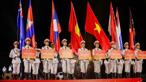 Quốc kỳ 8 đội tham dự Giải bóng đá Công an, Cảnh sát ASEAN mở rộng 2025.