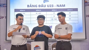 Đại diện hơn 50 đội bóng rổ tiến hành bốc thăm chọn bảng đấu. (Ảnh: BTC)