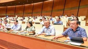 Các đại biểu Quốc hội bấm nút biểu quyết Quốc hội đã biểu quyết thông qua Luật sửa đổi, bổ sung một số điều của Luật Tiêu chuẩn và Quy chuẩn kỹ thuật năm 2025.