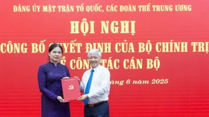 Đồng chí Đỗ Văn Chiến trao Quyết định của Bộ Chính trị về việc điều động, chỉ định đồng chí Hà Thị Nga.