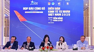 Đại diện Ban Tổ chức trao đổi thông tin về Diễn đàn tại buổi họp báo.