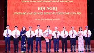 Đồng chí Đỗ Văn Chiến (thứ 5 từ phải sang) trao quyết định đối với tập thể cán bộ Ban Công tác Đoàn tại Hội nghị.