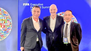 Đại diện Liên đoàn Bóng đá Việt NAm gặp gỡ Chủ tịch FIFA Gianni Infantino tại Hội nghị thượng đỉnh bóng đá FIFA. (Ảnh: VFF)
