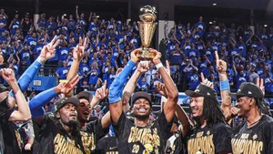 Các thành viên Oklahoma City Thunder nâng cao chiếc cúp vô địch NBA 2025. (Ảnh: NBA)