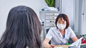 Bác sĩ tư vấn cho gia đình sản phụ. 
