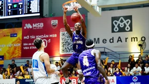 Khoảnh khắc Mykal Jenkins úp rổ đánh dấu sự vùng lên của Nha Trang Dolphins. (Ảnh: VBA)