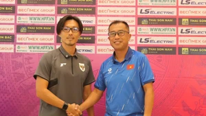 Huấn luyện viên Okiyama Masahiko của U19 nữ Việt Nam (phải) và huấn luyện viên Akira Higashiyama của U19 nữ Indonesia tại buổi họp báo. (Ảnh: VFF)
