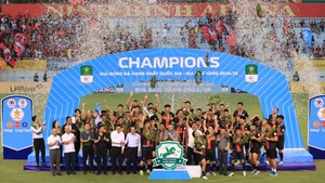 Phù Đổng Ninh Bình ăn mừng chức vô địch sớm và chính thức lên chơi lại V-League 1. (Ảnh: VFF)