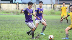 U21 Hà Nội thi đấu dưới thời tiết mưa. (Ảnh: VFF)