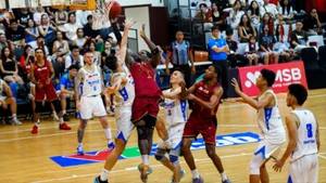 Davon Dillard vượt qua vòng vây City Wings để lên rổ. (Ảnh: VBA)