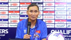 Huấn luyện viên Mai Đức Chung phát biểu tại buổi họp báo, sau trận đấu tối 5/7. (Ảnh: VFF)