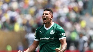 Paulinho mang về bàn thắng duy nhất đưa Palmeiras vào tứ kết. (Ảnh: FIFA)