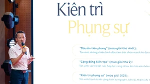 Ông Bùi Ngọc Hải - Giám đốc dự án Giải thưởng Hành động vì cộng đồng giới thiệu về những điểm mới của mùa giải năm nay. (Ảnh: THỦY NGUYÊN)