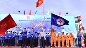 Bí thư Trung ương Đoàn, Chủ tịch Hội Sinh viên Việt Nam Nguyễn Minh Triết (thứ 2 từ trái sang, hàng đầu) cùng đại diện các đơn vị liên quan thực hiện nghi lễ phát động đợt cao điểm tại thôn Xả Hồ.