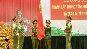 Trung tướng Lê Đức Thái trao Quân kỳ Quyết thắng đối với Trung tâm Huấn luyện - Cơ động Tây Bắc.