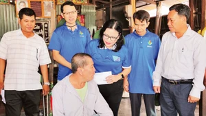 GS, TS Ngô Thị Phương Lan, Hiệu trưởng Trường đại học Khoa học xã hội và Nhân văn cùng giảng viên, sinh viên trẻ thăm người có công ở An Giang.