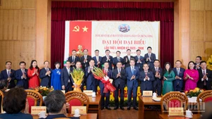 Thường trực Ban Bí thư, Bí thư Đảng ủy các cơ quan Đảng Trung ương Trần Cẩm Tú; Trưởng Ban Tuyên giáo và Dân vận Trung ương Nguyễn Trọng Nghĩa tặng hoa chúc mừng Ban Chấp hành Đảng bộ cơ quan Ban Tuyên giáo và Dân vận Trung ương nhiệm kỳ 2025-2030.