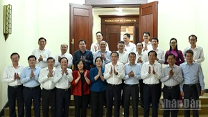 Chủ tịch Quốc hội Trần Thanh Mẫn cùng các đồng chí Bộ Chính trị, Ban Bí thư và các đại biểu với Ban Thường vụ Thành ủy Cần Thơ.