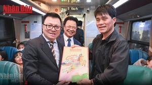 [Video] Đón xuân Bính Ngọ trên "chuyến tàu hạnh phúc"-trải nghiệm độc đáo đêm giao thừa