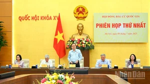 Chủ tịch Quốc hội Trần Thanh Mẫn, Chủ tịch Hội đồng bầu cử quốc gia và các Phó Chủ tịch Hội đồng bầu cử quốc gia chủ trì phiên họp. 