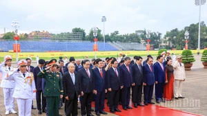 Các đồng chí lãnh đạo, nguyên lãnh đạo Đảng, Nhà nước thành kính tưởng nhớ Chủ tịch Hồ Chí Minh.