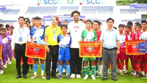 Tuyển thủ quốc gia Nguyễn Xuân Son tham dự lễ khai mạc.