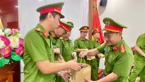 Phòng Cảnh sát Quản lý hành chính về trật tự xã hội Công an tỉnh Bà Rịa-Vũng Tàu tổ chức bàn giao các con dấu cho công an cấp cơ sở quản lý cất giữ.