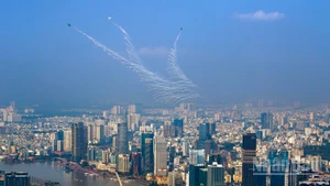 Tác phẩm: Vươn mình; Tác giả: Nguyễn Tiến Anh Tuấn (Hình ảnh biên đội 3 chiếc SU-30MK2 của không quân Việt Nam bay biểu diễn, thả đạn nhiễu rực sáng trên bầu trời Thành phố Hồ Chí Minh trong dịp Lễ kỷ niệm 50 năm Ngày Giải phóng miền nam, thống nhất đất nước, như thể hiện một sức sống mạnh mẽ của dân tộc, khẳng định chủ quyền với bầu trời tự do, sự vươn mình trong kỷ nguyên mới của thành phố mang tên Bác nói riêng và Việt Nam nói chung). 